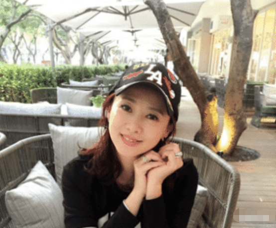 翁虹|52岁翁虹晒出健身近照，年龄盖不住的韵味，魅力不减当年！