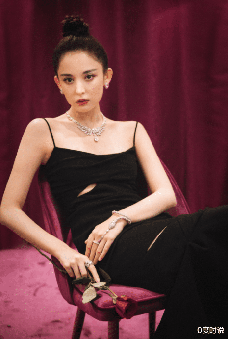 古力娜扎|有种“无人敢追”叫娜扎,同框赢了热巴杨幂,凹凸身材不输卡戴珊