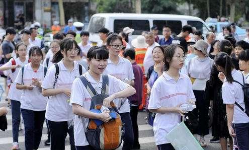 『高考作文』各地高考作文出炉，难不难？卷二笑而不语，卷一哭晕，卷三呢？