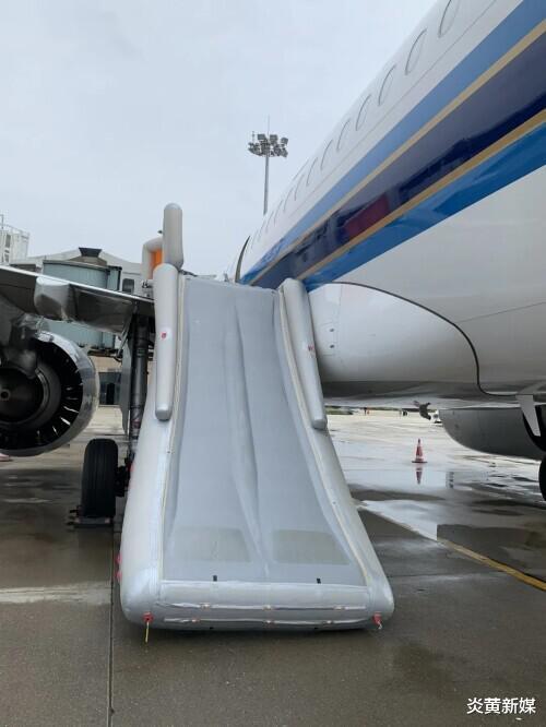 炎黄新媒|女子第一次坐飞机，为“方便”乘客，打开飞机应急舱门，后被行政拘留10日