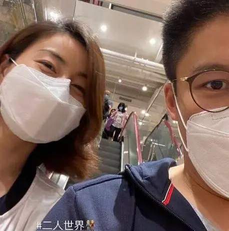 【郭晶晶】郭晶晶剪了短发，人都变时髦了，不再有之前的乡土气息！