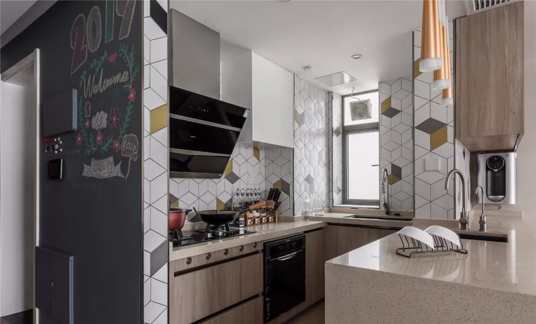 『』她家96平，玄关塞冰箱，卫生间挤鞋柜，电视墙巴掌大！却异常实用