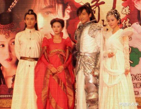 杨幂：《仙剑3》珍贵旧照！杨幂方脸浓妆认不出，唐嫣皮肤黝黑发际线高