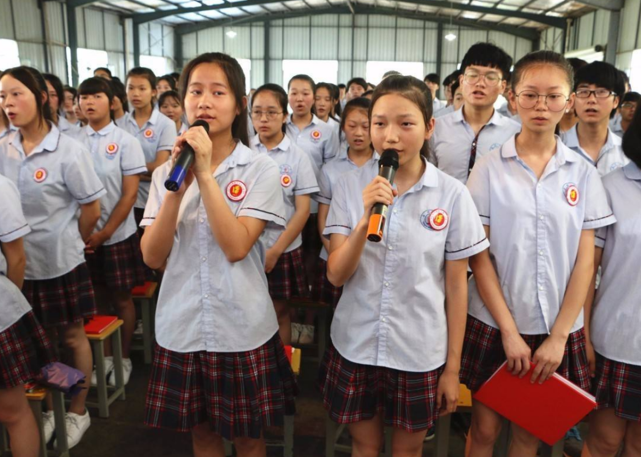 法学■临近高考的前两天，学生为什么会在学校撕书来扔？老师说出秘密