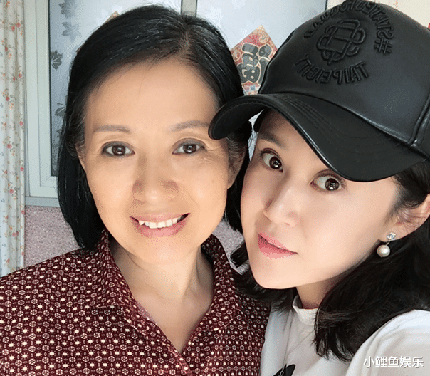 筱素清:"四嫂"扮演者,现实中贵妇气质,如今女儿是《乡爱》中的她