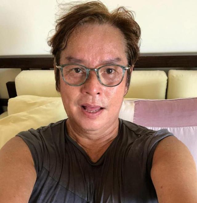 |走进70岁谭咏麟香港的家，装修跟普通人家一样，出门还骑自行车