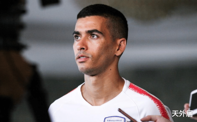 山东鲁能▲晚上10点，曝鲁能正式签下争议外援！曾嘲讽中国足球的他没回家