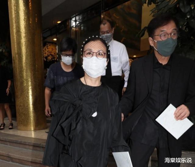 赌王|成龙大哥现身赌王葬礼，气场竟不敌何超琼，前夫许晋亨更差一大截