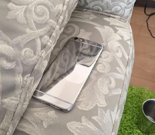 「苹果」男子的苹果手机太旧了,打算用砂纸打磨一下,打磨后众人看蒙