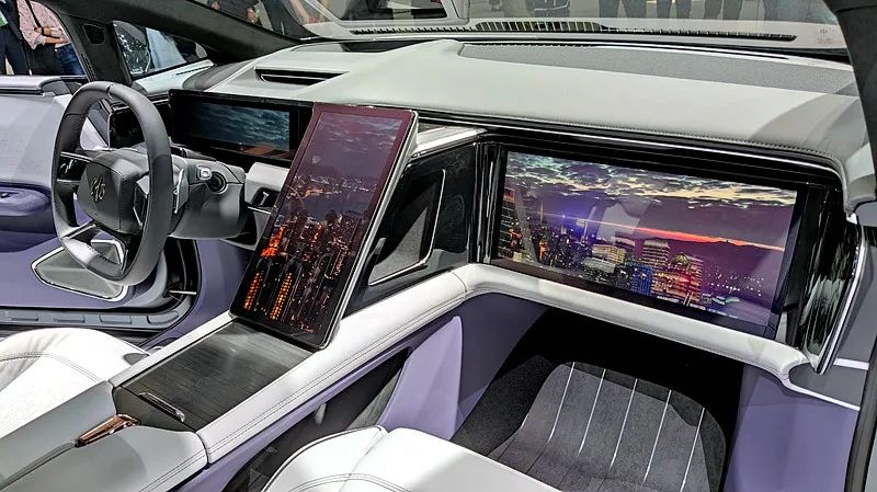 小龙虾2022 奔驰的超级“大彩电”刷屏，别被华丽的外表所迷惑，车是用来开的