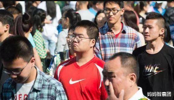 『』乘风破浪的送考家长：穿旗袍只是小意思，还要一天一个颜色不能错