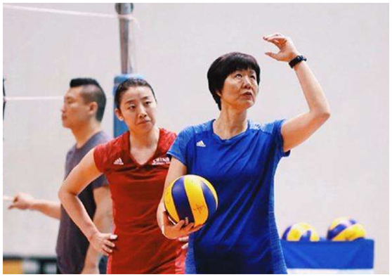 朱婷■替补二传之争悬念再起，一人获郎平开小灶，一人获朱婷称赞