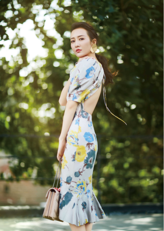 王鸥■精致的王鸥,用红色连衣裙配上鲜艳的红唇后,显得时尚又浪漫