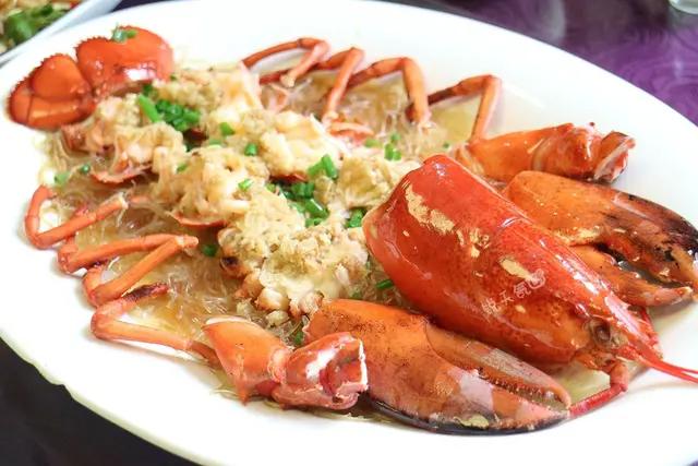 「龙虾」去朋友海滩饭店吃饭，结账时我傻眼了，越熟越被宰？