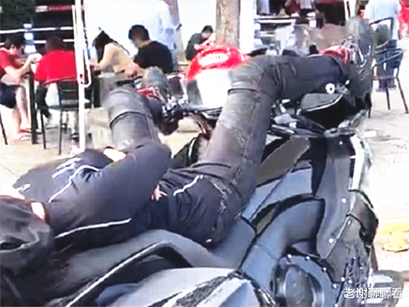 宝马|35万宝马摩托车停路边，女车主睡觉姿势成亮点，网友：太销魂了！