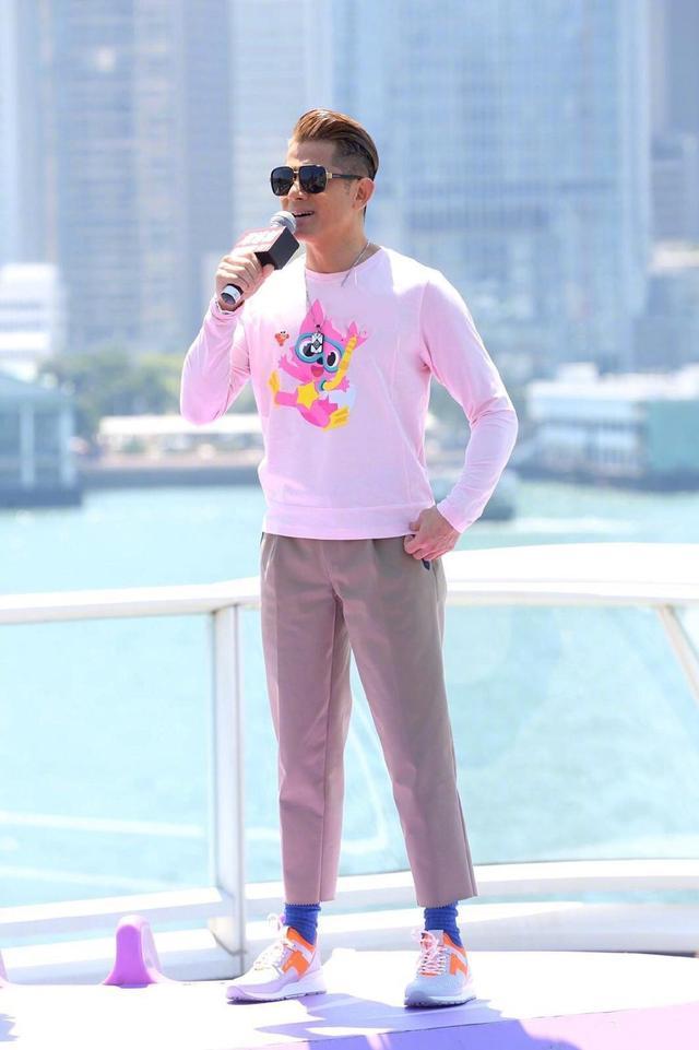 郭富城▲郭富城保养得真好！54岁梳油头穿白Polo衫，同框娇妻看不出年龄差