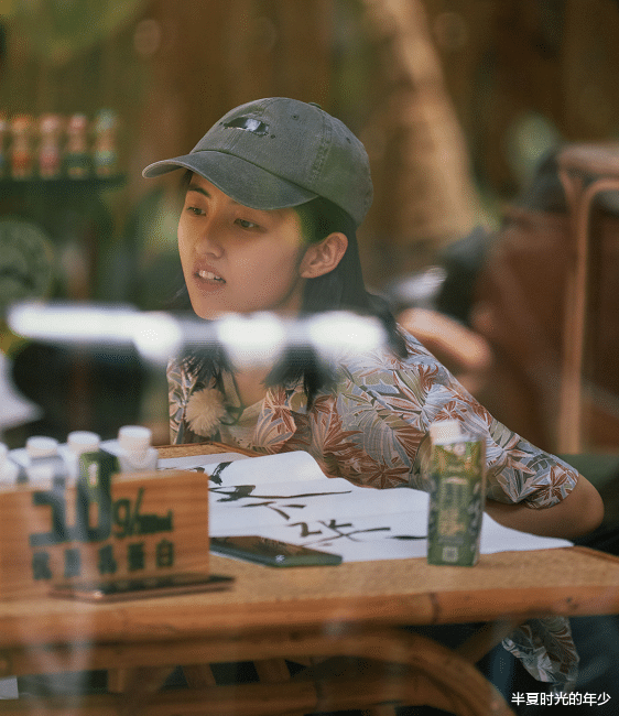 考试|张子枫的“考试帽”火了,脏得像3个月没洗,却成学生党的吉祥物