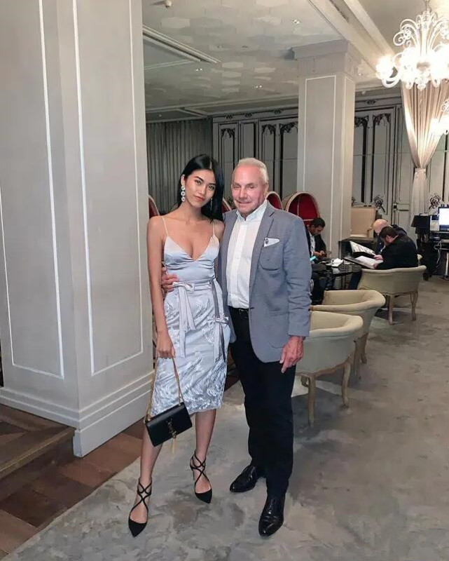 睹图 26岁选美小姐与7旬美国富翁高调订婚，称对方会给她很多机会