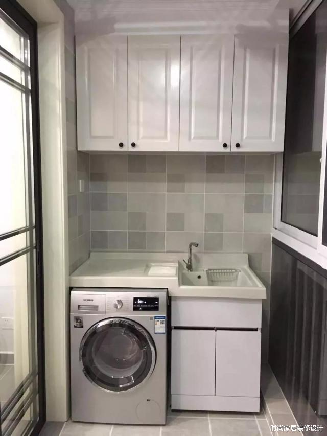 ##别看阳台小，一个墙面用来这样一装，还能多出一储物柜！