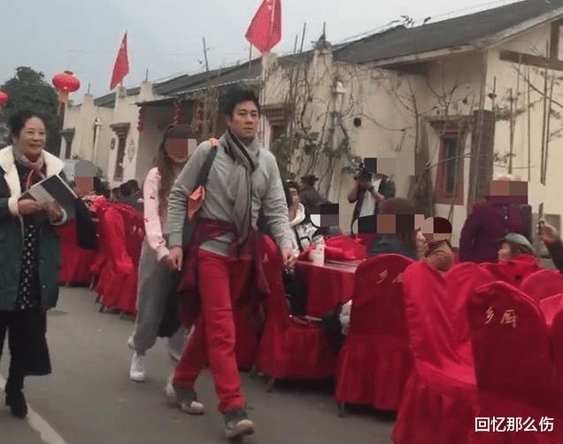 54歲蔡國慶出現在農村婚宴，大紅褲子惹人註目，看看狀態怎麼樣-圖3