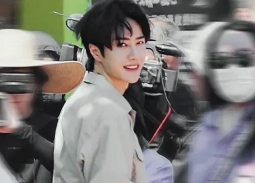 王一博▲王一博发文怒斥私生饭后,录节目又出路透,回眸一笑太暖心