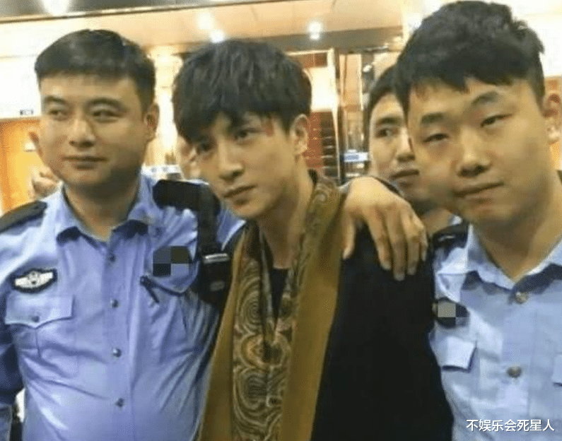 [王一博]与警察合照不要站C？薛之谦成翻车现场，王一博的站姿却看愣了