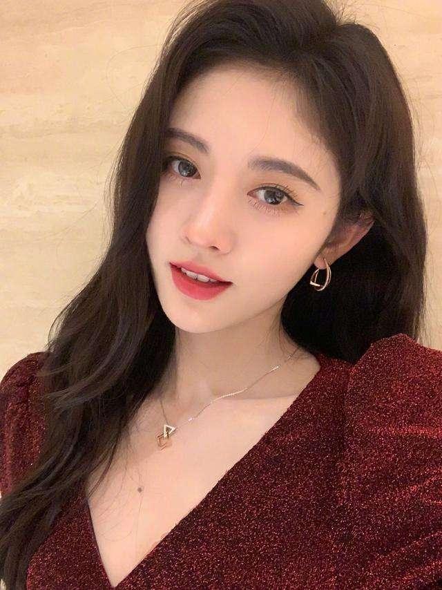 [鞠婧祎]鞠婧祎太自信了，别人戴钻石她戴石榴皇冠，五千年难遇的盛世美颜