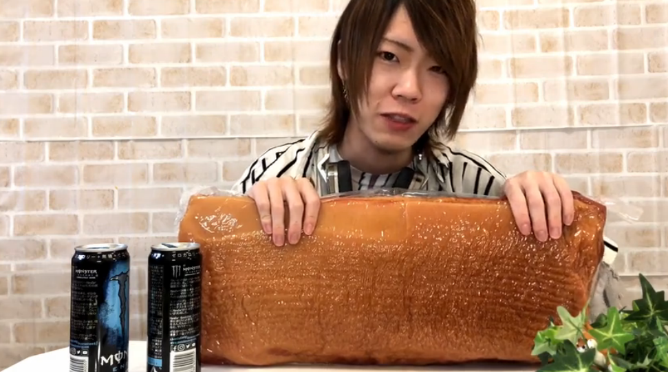 「面包」大胃王吃30斤“面包”，粉丝都说她穷，咬一口后，网友：买不起！