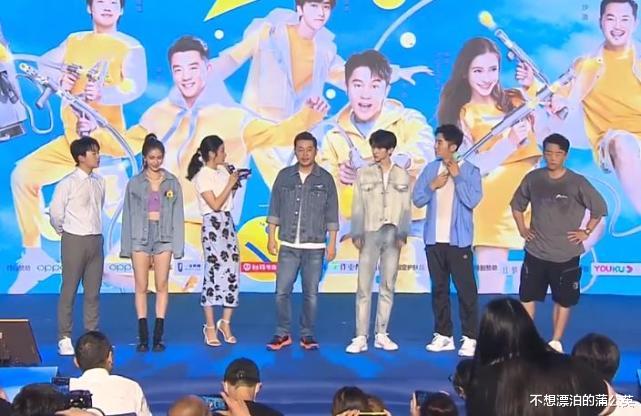 巩汉林：跑男发布会没空调，嘉宾暴汗脱妆，看清杨颖怼脸生图，这谁敢信？