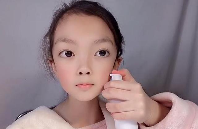 『淡妆』小学生在家化了款修颜淡妆，妆后效果居然让人另眼相看，网友：也太厉害了吧