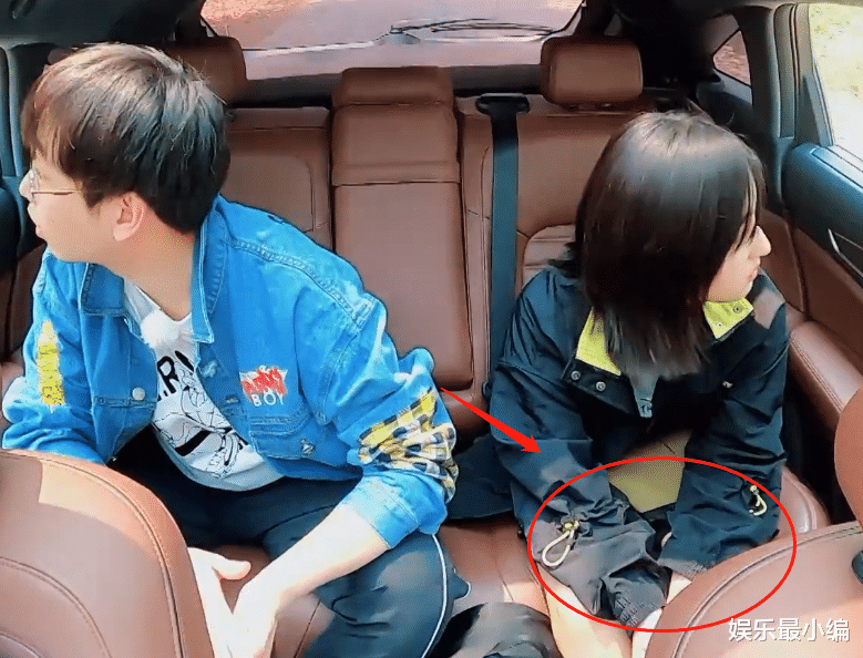 张子枫▲张子枫坐车录节目,忘了自己穿的三分裤,当场反应尽显高情商