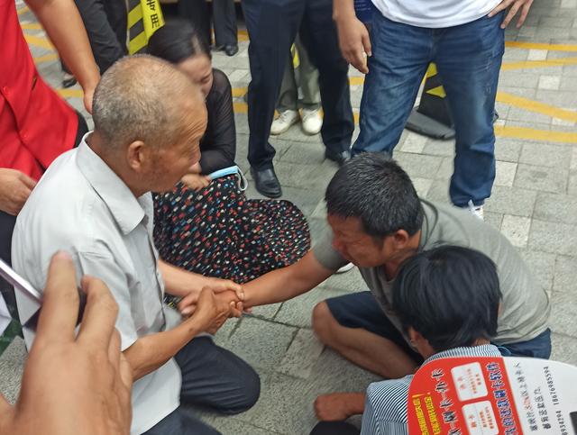 广东省▲农村父母贷款几十万为儿谋生，赌博输光流浪17年，父母跪求儿原谅