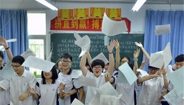 毛坦厂|白岩松：我绝不会去嘲讽毛坦厂中学，它实现了多少寒门的梦想！