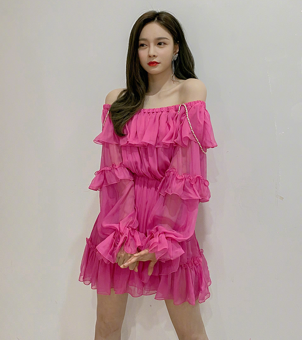 沈梦辰|沈梦辰半坐沙发上拍照，无意露出脚底，看见色差：这才是真实肤色