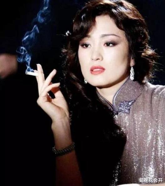 巩俐:三年痛失2位至亲,为圆母梦“被”嫁70岁老头,成为巩俐一生的痛