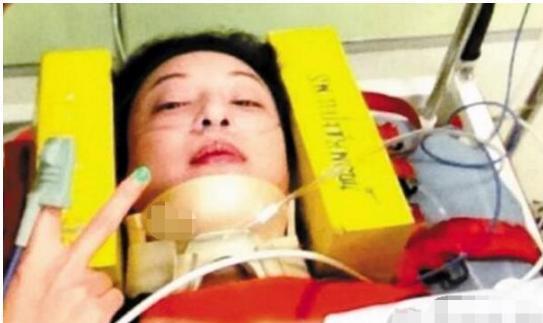 「综艺」06年被当众扯掉裤子,12年坠楼被树枝穿,6天前郑希怡又曝新情况