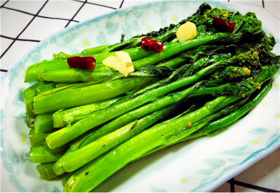 ▲炒青菜，万万不要直接下锅！老厨师教我诀窍，青菜翠绿爽口不发黄