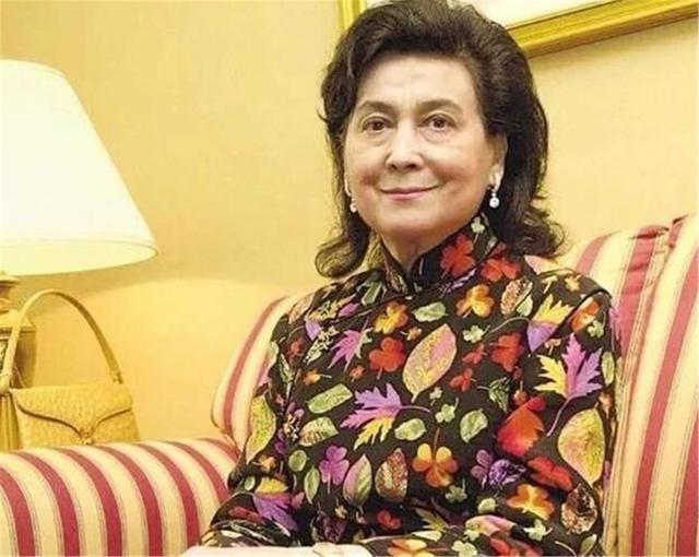 晓君侃史|她跟堂弟生子，为掩盖私情帮亲哥哥打下商业帝国，死前状告亲哥