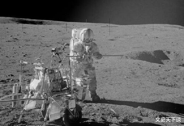 【月球】人类扔在月球上的96袋纸尿裤，历经半个世纪，成了野生“实验室”