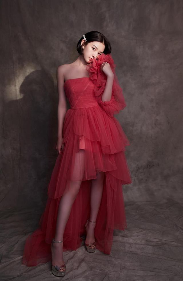 礼服@宋祖儿的头发又短了!纱裙袖子只穿一边,别上珍珠发卡好有名媛范