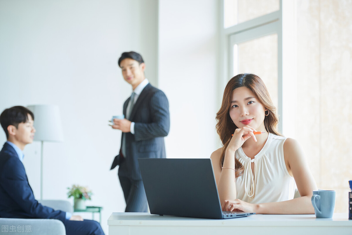 |一个同事，整个部门同事都不待见她，为什么她还能待的下去？