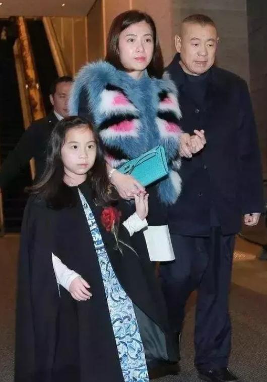 刘銮雄|刘銮雄女儿近况:一个大龄剩女,一个资产数十亿,一个山上捡垃圾