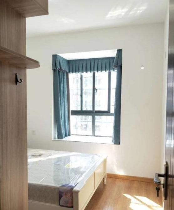 @120平的简约风格新家，整个大厅的石纹墙面，前所未有的质朴感