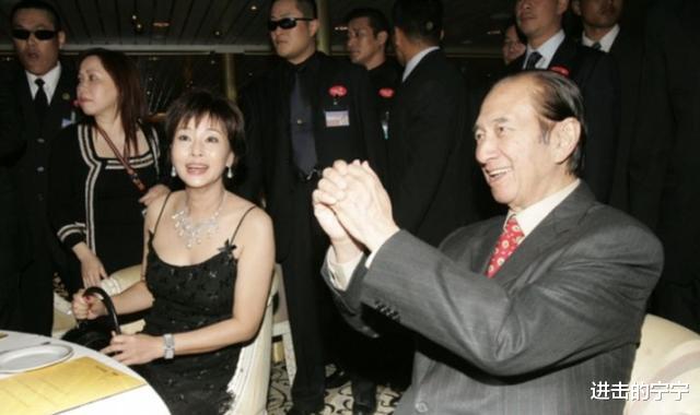 何鸿燊|77岁蓝琼缨送别何鸿燊罕见同框四太梁安琪，两人相争多年恩怨随风