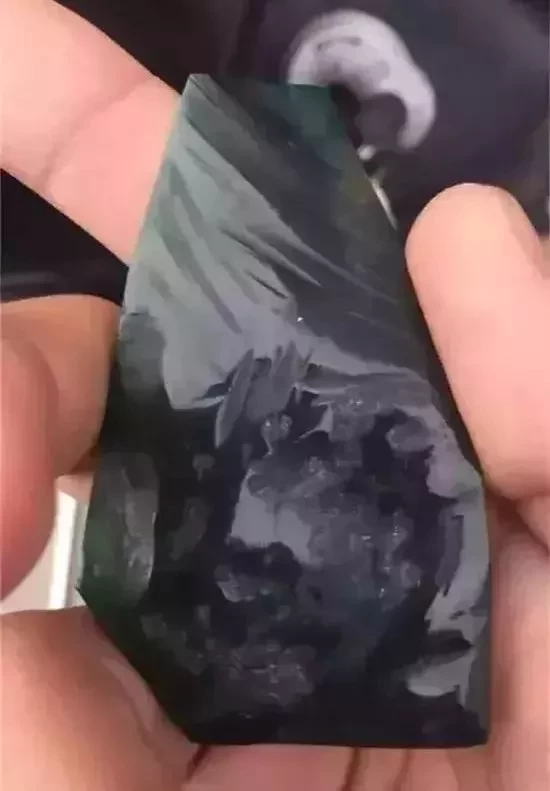 『翡翠』狗屎地里出高绿，剥丝抽茧取出的牌子料，不亏反而大涨特涨！