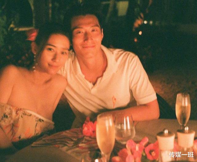 「许志安」与赌王最美千金恋爱一周年，窦骁半夜晒何超莲美图却被曝藏小心机