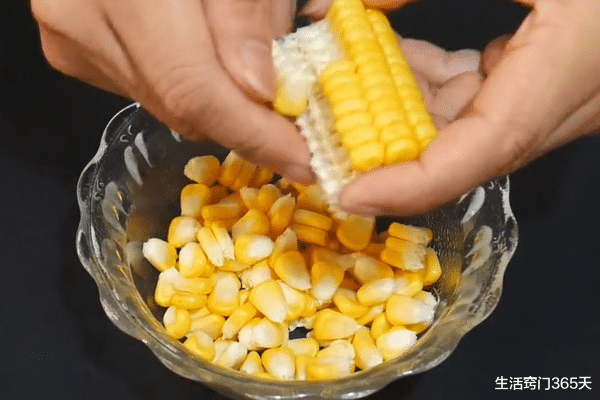 玉米|玉米用白酒泡一泡，解决了野钓一大烦恼，以后再也不愁没大货了！