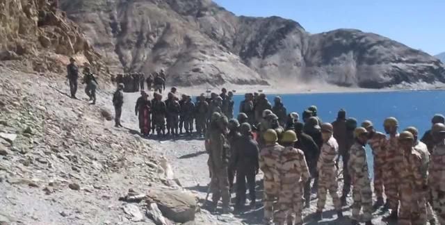 【】印方大量军车驶向中印边界