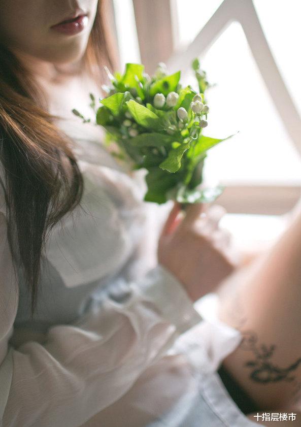 简单干净的网红姐姐，穿上衬衫，好身材挡都挡不住！