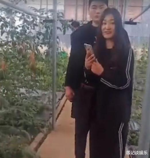 侯佩岑|朱之文百万儿媳回婆家,一身名牌很神气,下地看望公公不换装